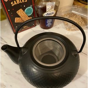 Black ceramic tea pot